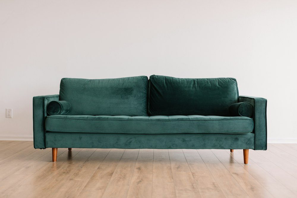 Sofa kulit hijau dengan detail jok yang jelas — referensi visual furniture.